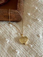 Load image into Gallery viewer, Roses Heart Locket